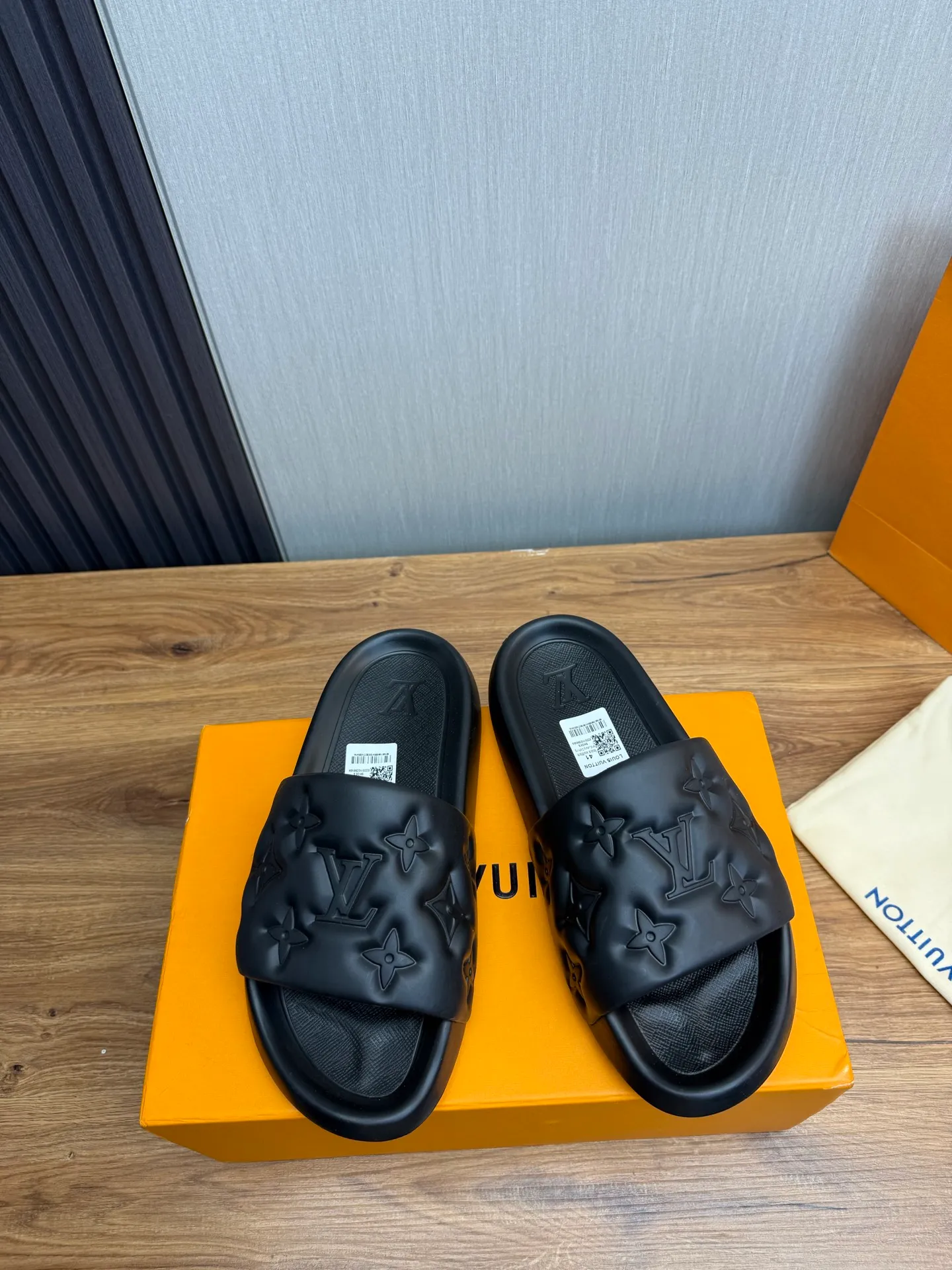 Men's shoes 💰260💰 ▪️LV's popular Little Red Book popular slippers hot sale: 1 shipment✅ Super textured and comfortable slippers, original TPU outsole. Authentic counter box drawer box packaging 🎁Size 38-45